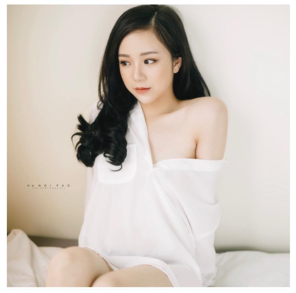 “Hot girl ngủ gật” nhiệt tình cổ vũ cho đội tuyển Nhật Bản tại World Cup - 4 Thủy Tiên lần đầu tiên được biết đến sau khoảnh khắc ngủ gật khoe góc nghiêng thần thánh được bạn bè ghi lại. Chỉ một bức ảnh chụp lén đã giúp Tiên từ một nữ sinh trở thành hot girl với biệt danh “hot girl ngủ gật”, “thiên thần áo dài” do dân mạng trìu mến đặt cho.