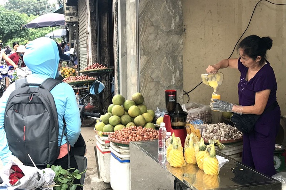 Chưa từng có: 20 ngàn đồng/lít, nước ép hàng sang bán đầy vỉa hè Hà Nội - 1 Chưa từng có: 20 ngàn đồng/lít, nước ép hàng sang bán đầy vỉa hè Hà Nội - 1