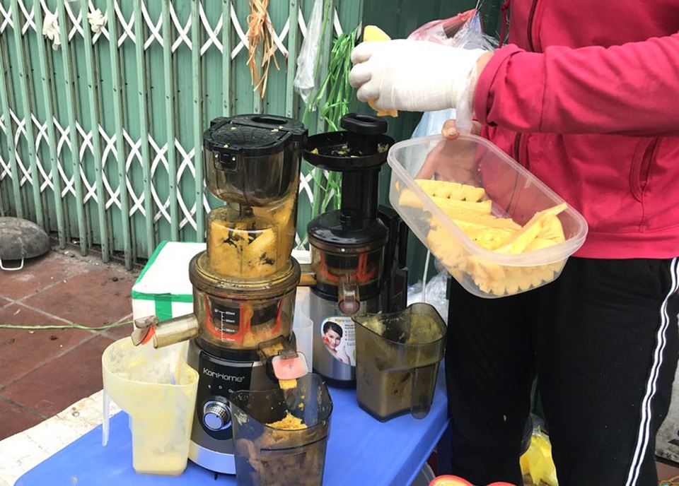Chưa từng có: 20 ngàn đồng/lít, nước ép hàng sang bán đầy vỉa hè Hà Nội - 2 Chưa từng có: 20 ngàn đồng/lít, nước ép hàng sang bán đầy vỉa hè Hà Nội - 2