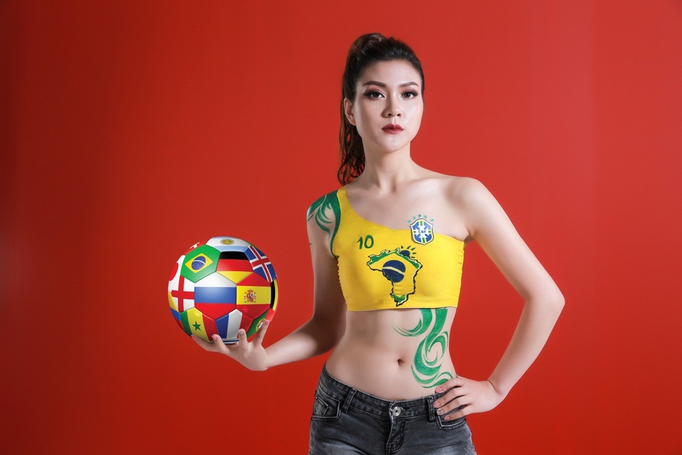 MC Thu Hằng lột xác với Body painting: Khát vọng bá vương của Brazil tại World Cup - 1