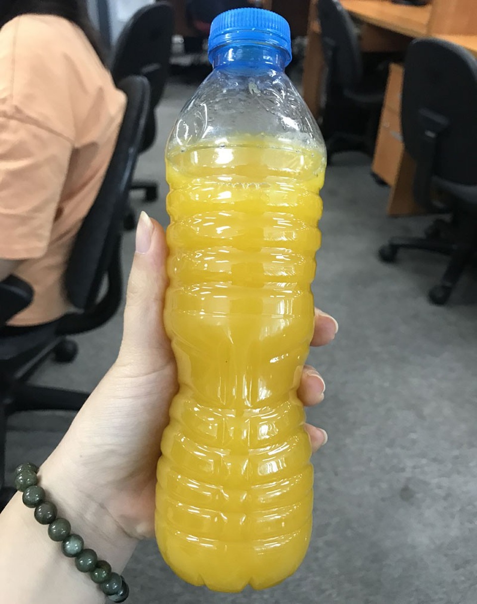 Chưa từng có: 20 ngàn đồng/lít, nước ép hàng sang bán đầy vỉa hè Hà Nội - 3
Một chai nước ép dứa bán ở vỉa hè giá từ 10.000-15.000 đồng/chai, 20.000-30.000 đồng/lít