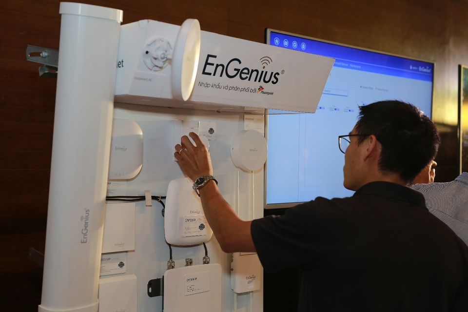 Phương Việt chính thức trở thành nhà phân phối thiết bị mạng Wi-Fi EnGenius tại Việt Nam - 2
Người tham gia trực tiếp quan sát và trải nghiệm sản phẩm