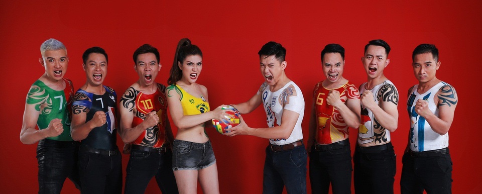 Không phải ngẫu nhiên, MC Thu Hằng đứng ở trung tâm của nhóm bát cường của truyền hình K+, đại diện cho 8 ứng viên mạnh nhất mà giới chuyên môn nhận định sẽ nâng cao cúp vàng thế giới trên đất Nga năm nay.