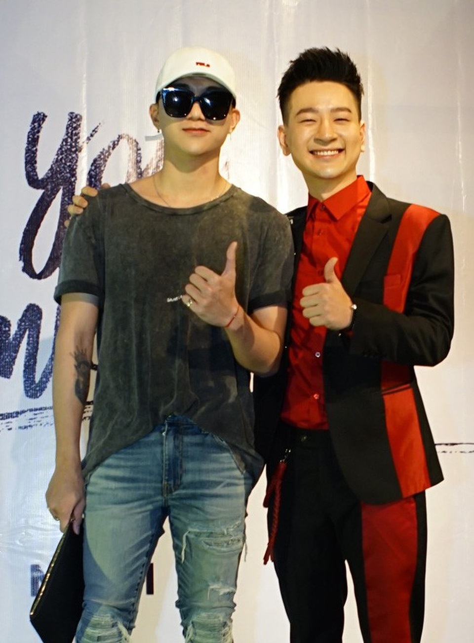 “Đối thủ” của Tùng Mini tại Ngôi Sao Việt 2014 - Soobin Hoàng Sơn Á quân Ngôi Sao Việt cũng đến chia vui cùng anh. Soobin Hoàng Sơn cũng dành nhiều lời khen cho Quán quân Ngôi Sao Việt 2014 khi nhận xét Tùng có chất giọng dày, ấm, và khả năng biến hóa với nhiều dòng nhạc khác nhau trên sân khấu.