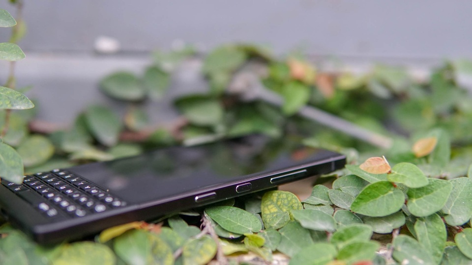 Trên phiên bản mới, Blackberry dời 3 phím cứng về cạnh phải, tạo sự thống nhất và thao tác gọn gàng.