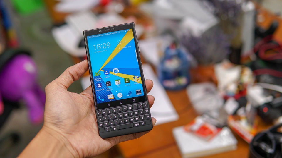 Máy dùng bộ vi xử lý Snapdragon 660 octa-core, RAM 6GB và bộ nhớ 128 GB cùng nguồn pin dung lượng 3500mAh.