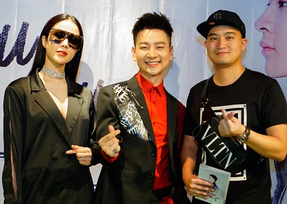 Vợ chồng Diệp Lâm đến chúc mừng ca sĩ Tùng Mini (Lê Thanh Tùng) - Ngôi Sao Việt 2014 ra mắt sản phẩm âm nhạc mới sau 4 năm “biết mất” khỏi làng giải trí Việt.