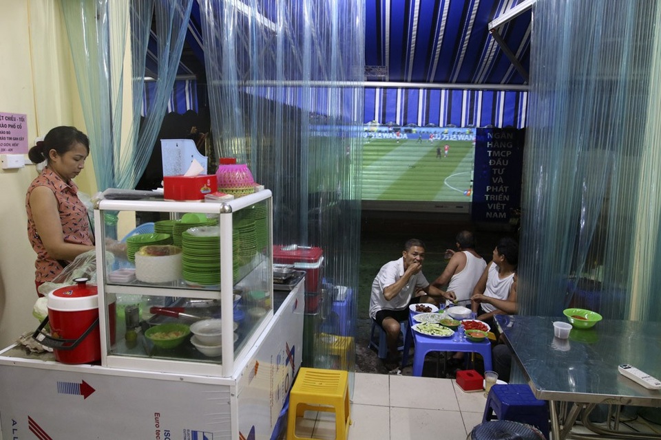 Hình ảnh World Cup 2018 xuất hiện khắp phố phường Hà Nội - 5 Một quán ăn đã dùng máy phóng lên toàn bộ một khung cửa cuốn, tạo ra một màn hình cực lớn.