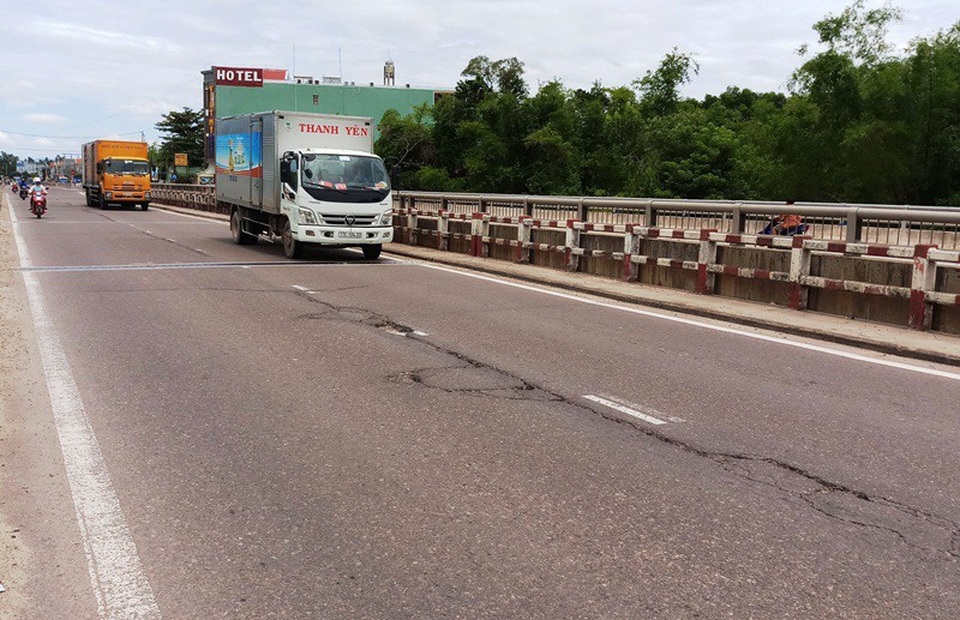 Cầu trên QL1 hư hỏng, các đơn vị liên quan đùn đẩy trách nhiệm? - 2 Vết nứt dài dọc theo mặt cầu.