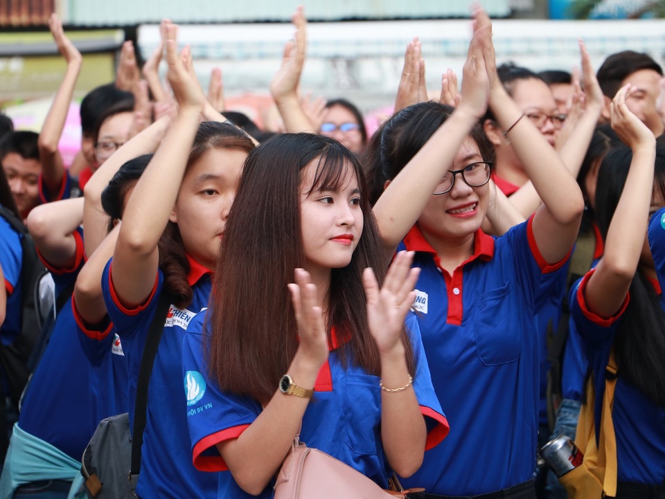 Hơn 8.000 sinh viên tình nguyện hỗ trợ thí sinh dự thi THPT Quốc gia tại TPHCM - 5 Những nữ sinh hào hứng tham gia một hoạt động có nhiều ý nghĩa (ảnh Hồng Long)