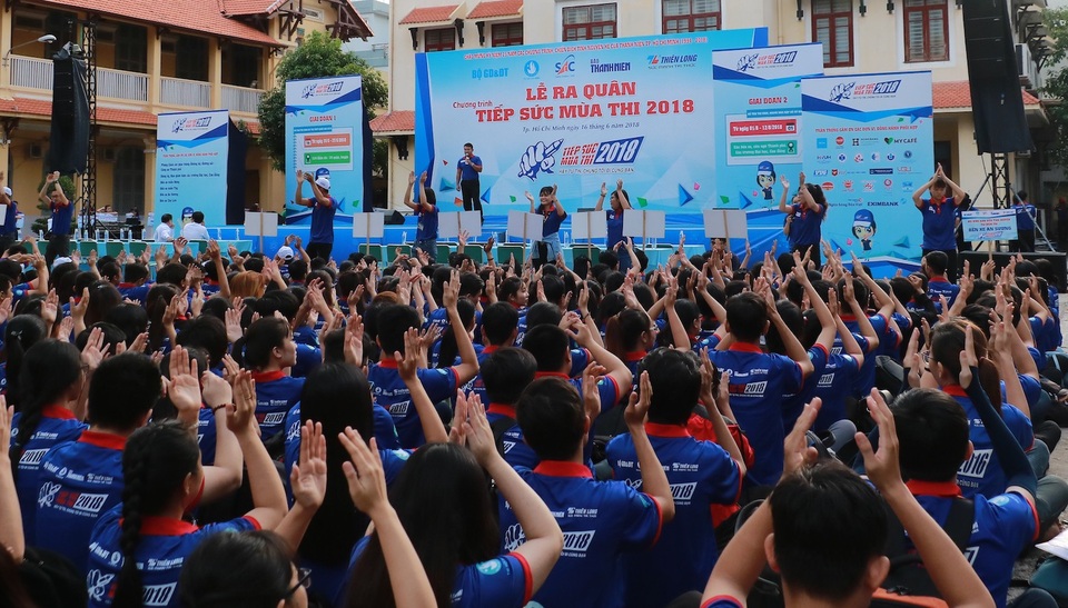 Hơn 8.000 sinh viên tình nguyện hỗ trợ thí sinh dự thi THPT Quốc gia tại TPHCM - 2 Buổi lễ có sự tham dự của 2000 sinh viên tham dự đại diện cho 20.000 sinh viên tình nguyện sẽ tham gia tiếp sức mùa thi năm nay (ảnh Hồng Long)