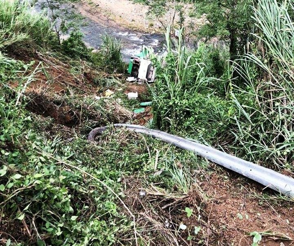 Xe khách lao xuống vực trên đèo Lò xo, 3 người chết, 18 người bị thương - 3 Chiếc xe tông vào lan can đường rồi lao xuống vực