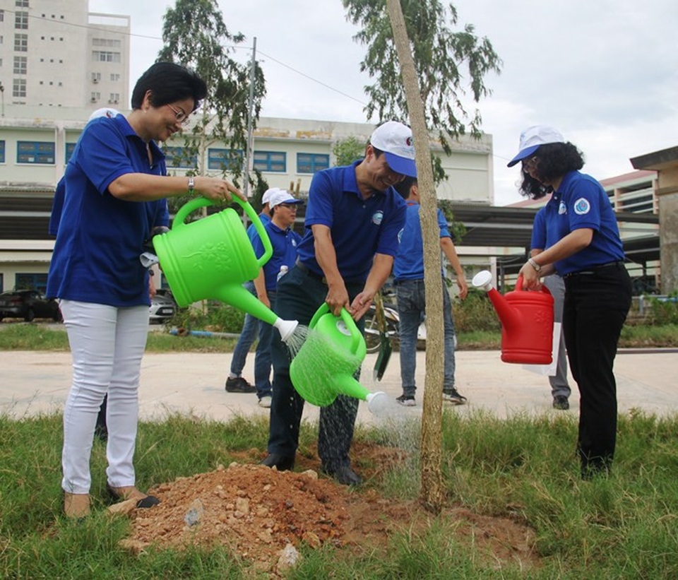 1.800 học sinh, sinh viên hưởng ứng Ngày Môi trường Thế giới - 3 Ông Lê Trọng Hùng, Vụ trưởng Vụ KHCN&MT, Bộ GD&ĐT tham gia trồng cây trong khuôn viên Trường ĐH Quy Nhơn