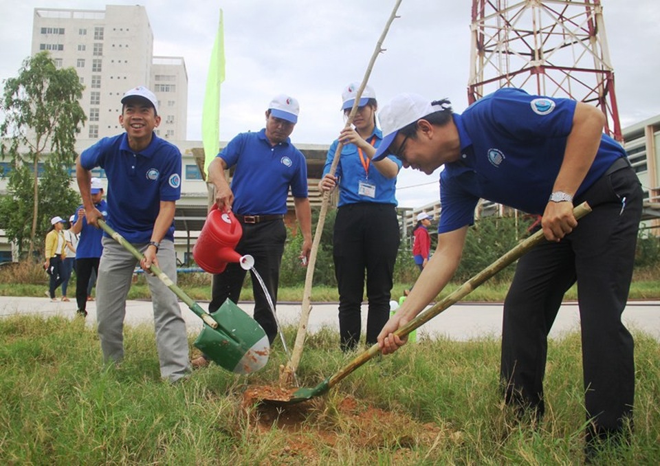1.800 học sinh, sinh viên hưởng ứng Ngày Môi trường Thế giới - 5
Giảng viên và sinh viên trồng cây xanh hưởng ứng Ngày Môi trường Thế giới.