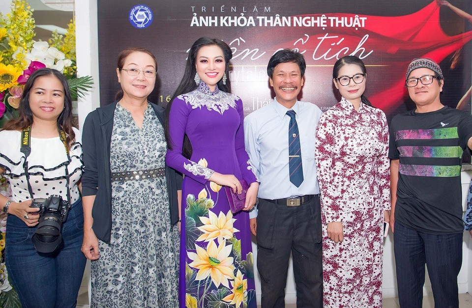 Nữ hoàng Trần Huyền Nhung tiết lộ dự án nghệ thuật Nude với NSNA Thái Phiên - 2 Nữ hoàng Trần Huyền Nhung tiết lộ dự án nghệ thuật Nude với NSNA Thái Phiên - 2