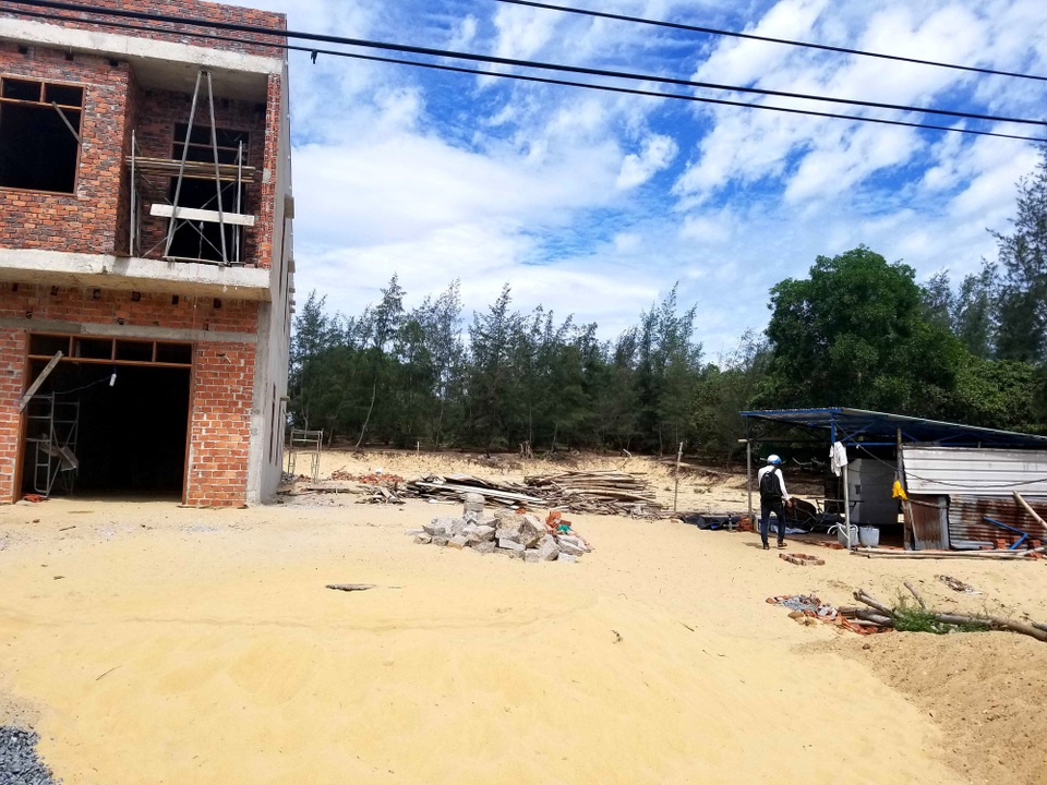 Đang ngủ ở lán trại, vợ chồng bị xịt hơi cay cướp vàng - 1 Lán trại bên cạnh ngôi nhà đang xây của vợ chồng ông Kề, nơi xảy ra vụ việc