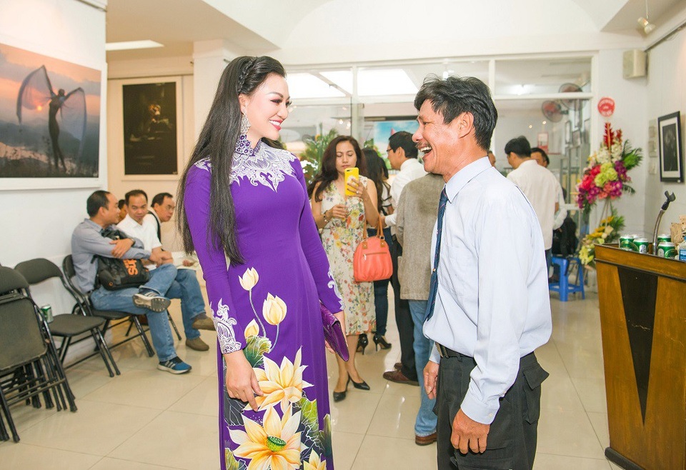 Nữ hoàng Trần Huyền Nhung tiết lộ dự án nghệ thuật Nude với NSNA Thái Phiên - 6 Nữ hoàng Trần Huyền Nhung tiết lộ dự án nghệ thuật Nude với NSNA Thái Phiên - 6