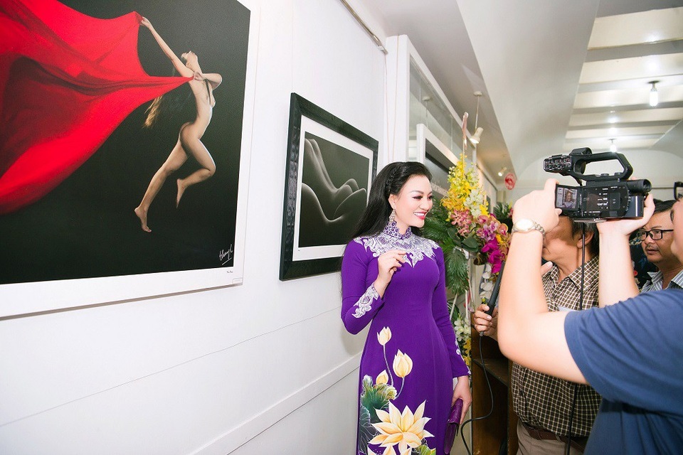 Nữ hoàng Trần Huyền Nhung tiết lộ dự án nghệ thuật Nude với NSNA Thái Phiên - 8 Nữ hoàng Trần Huyền Nhung tiết lộ dự án nghệ thuật Nude với NSNA Thái Phiên - 8