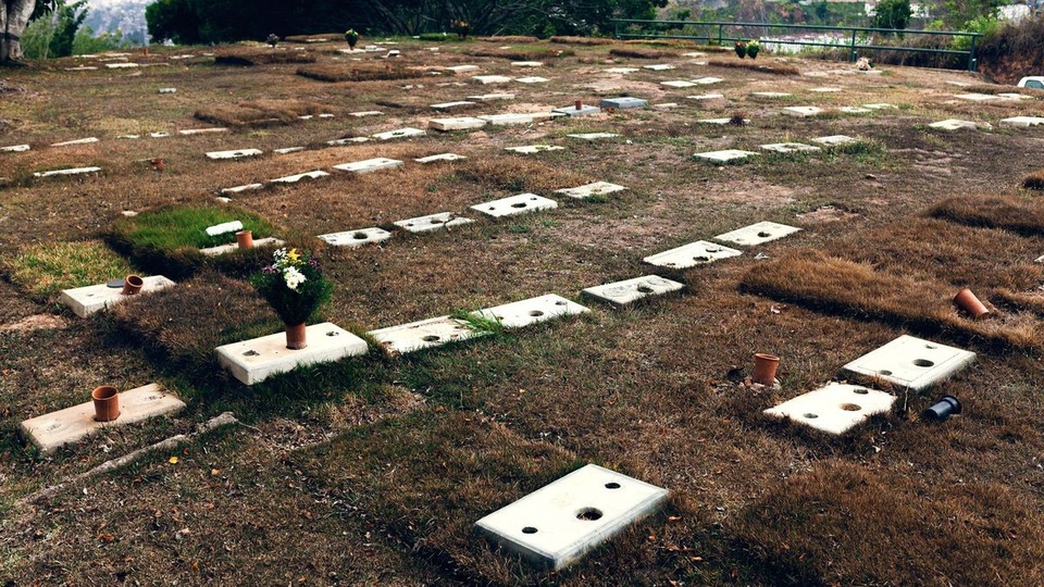 Quá túng quẫn, dân Venezuela đi ăn trộm bia mộ đem bán đồng nát - 1 Những ngôi mộ tại nghĩa trang Cementerio del Este đã bị trộm hết bia. (Nguồn: Adriana Loureiro Fernandez/Bloomberg)