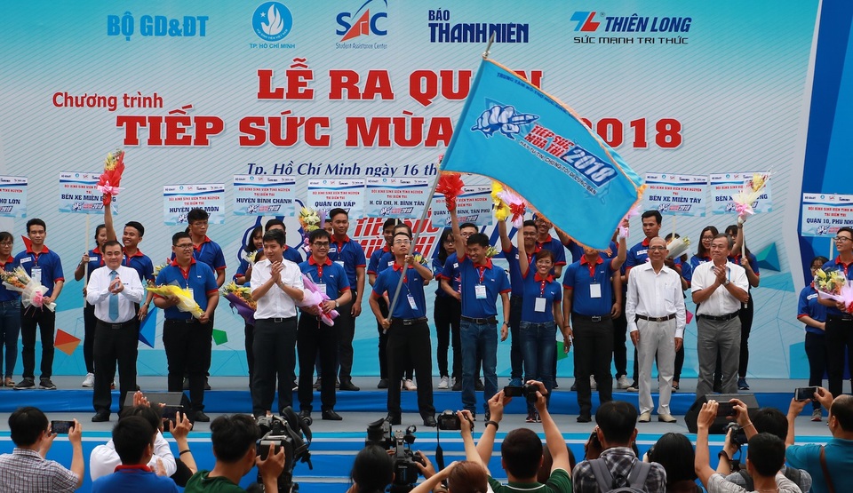 Hơn 8.000 sinh viên tình nguyện hỗ trợ thí sinh dự thi THPT Quốc gia tại TPHCM - 1 Lễ ra quân chương trình Tiếp sức mùa thi năm 2018 sáng nay 16/6 (ảnh Hồng Long)