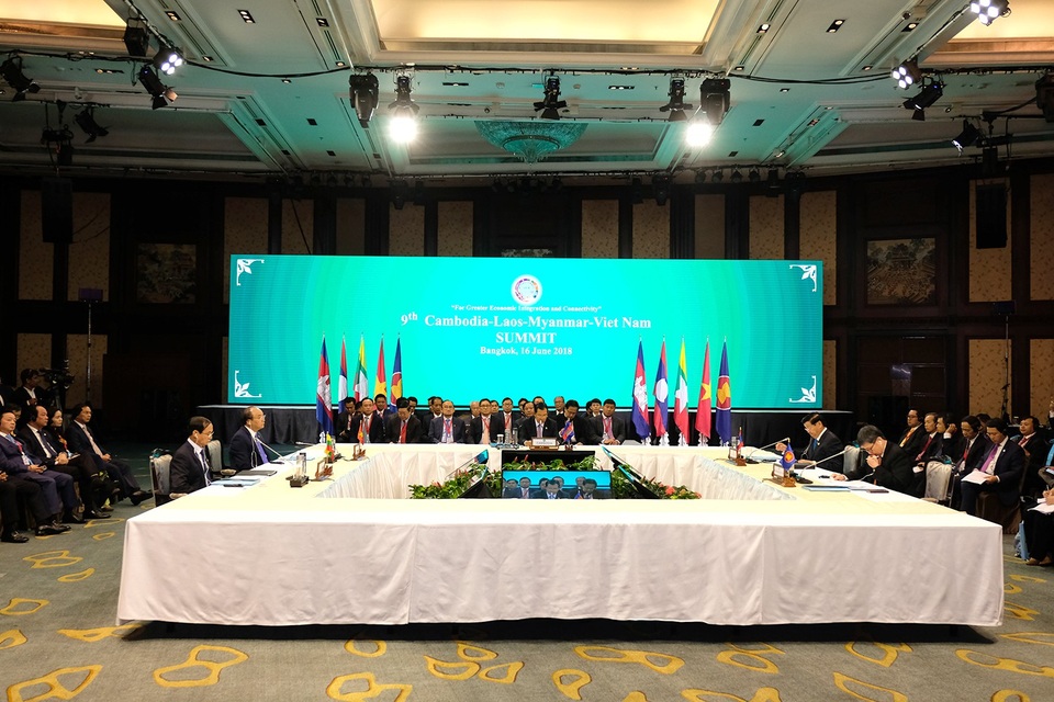Thủ tướng: Thu hẹp khoảng cách phát triển trong ASEAN có tính cấp thiết - 2 Các nhà Lãnh đạo đã thông qua Tuyên bố chung của Hội nghị CLMV 9
