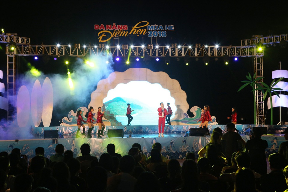 Flashmob bikini sôi động trên bãi biển Đà Nẵng - 2 Chương trình Đà Nẵng - Điểm hẹn mùa hè 2018 vừa khai mạc tối 16/6