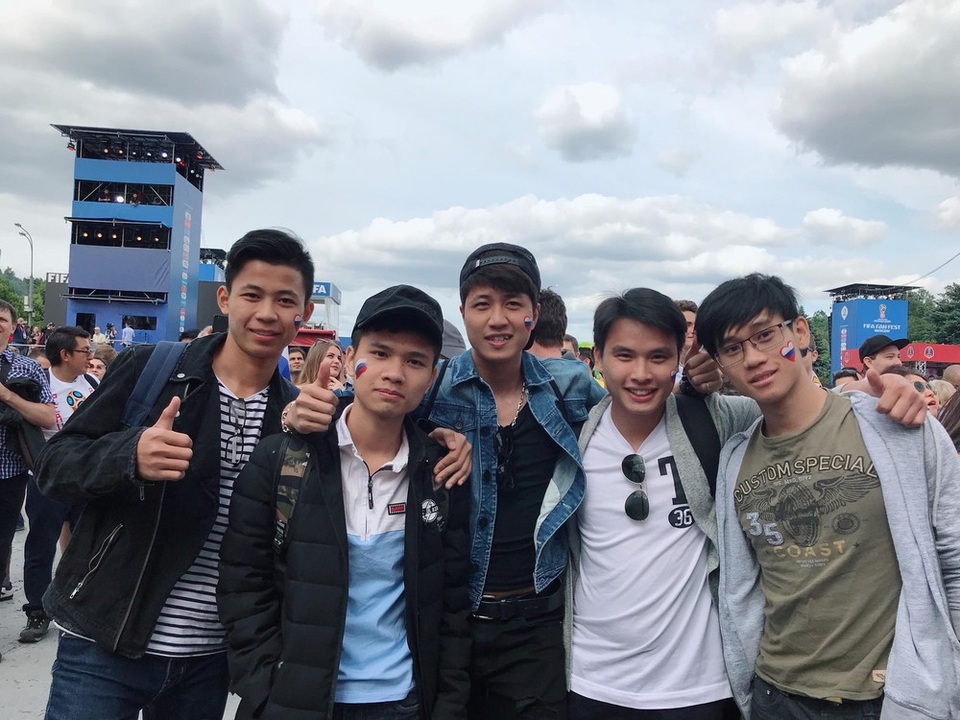 Du học sinh Việt tại Nga hừng hực giữa "chảo lửa" World Cup khiến bạn bè quê nhà ghen tị - 7 Chụp ảnh cùng CĐV nước bạn trước giờ khai mạc.
