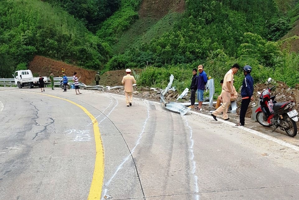 Xe khách lao xuống vực trên đèo Lò xo, 3 người chết, 18 người bị thương - 2
Chiếc xe trượt dài trên đường trước khi lao xuống vực.