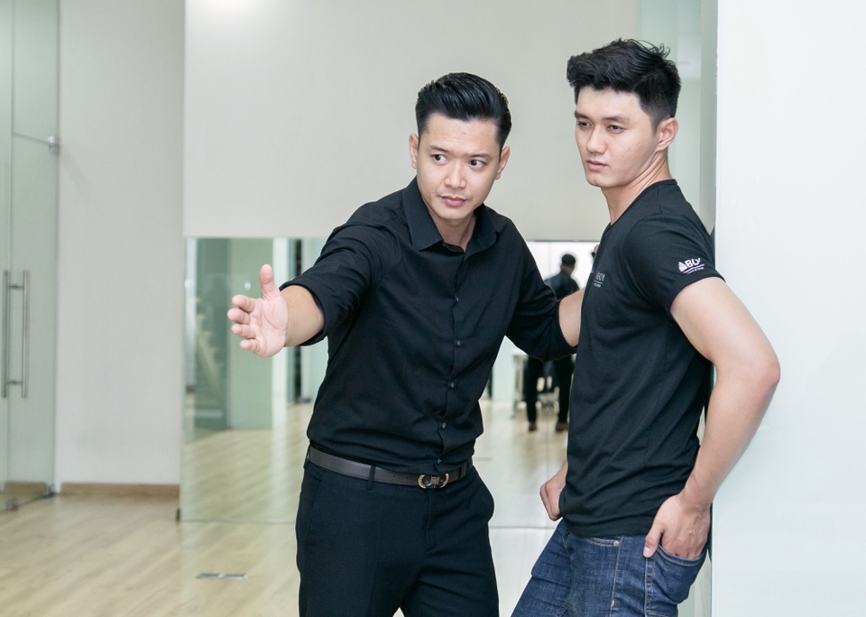 Đức Vĩnh tận tình hướng dẫn người mẫu trẻ - 4 Đức Vĩnh tận tình hướng dẫn người mẫu trẻ - 4