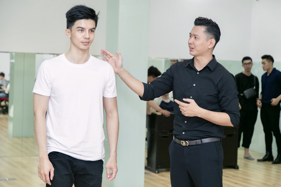 Đức Vĩnh tận tình hướng dẫn người mẫu trẻ - 3 Đức Vĩnh tận tình hướng dẫn người mẫu trẻ - 3