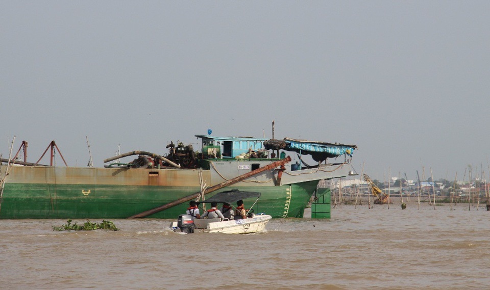 Vụ ca nô đoàn kiểm tra liên ngành gặp nạn: Tìm thấy thi thể Đại úy công an mất tích - 2
Những ngày qua công tác tìm kiếm thi thể Đại úy Huỳnh Thanh Danh gặp nhiều trở ngại