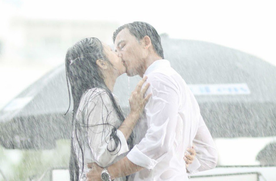 Họ hôn nhau đúng chuẩn nụ hôn kiểu Pháp.