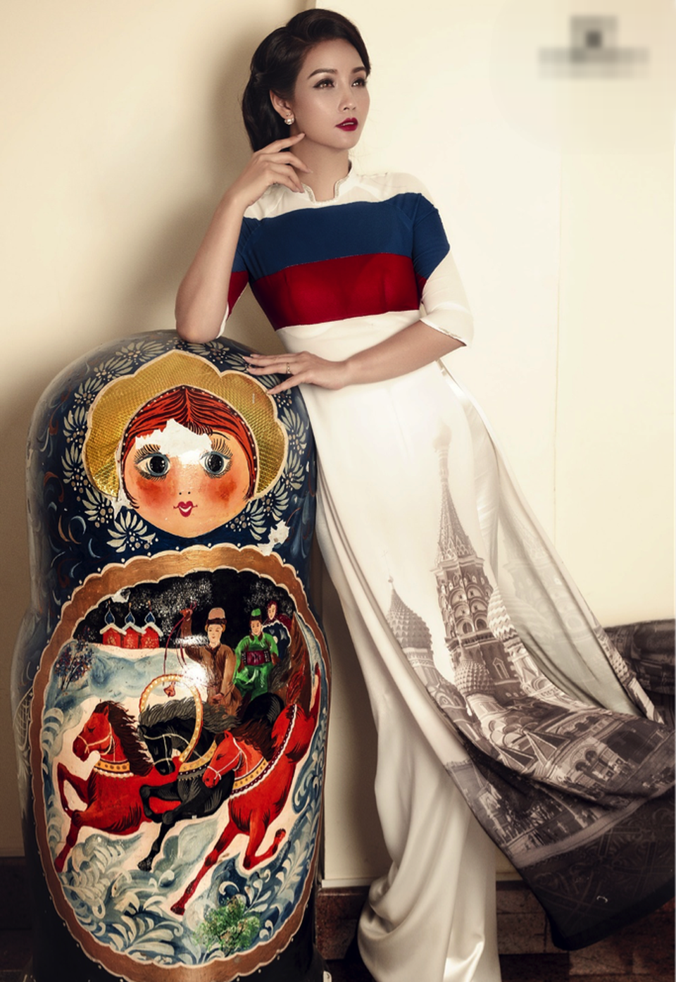 Chị em Mai Thu Huyền nóng cùng World Cup với áo dài quốc kỳ 32 nước - 1 Diễn viên Mai Thu Huyền diện chiếc áo dài quốc kỳ nước Nga.