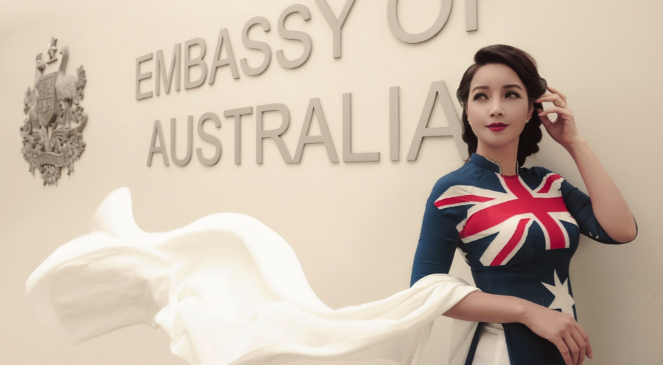 Chị em Mai Thu Huyền nóng cùng World Cup với áo dài quốc kỳ 32 nước - 2 Mai Thu Huyền với áo dài hoạ tiết quốc kỳ Australia...