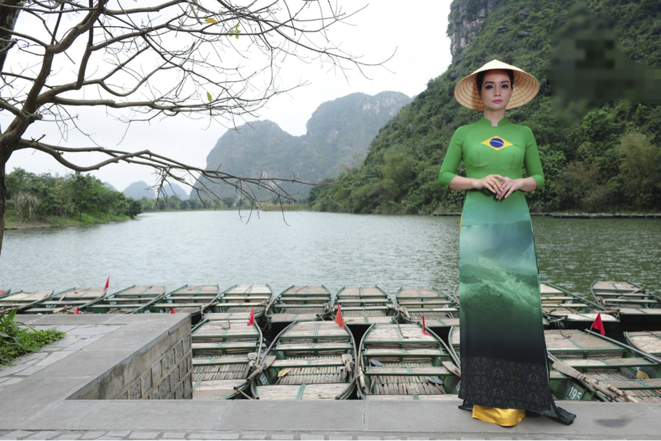 Chị em Mai Thu Huyền nóng cùng World Cup với áo dài quốc kỳ 32 nước - 5 Nhà thiết kế Đỗ Trịnh Hoài Nam đã tinh tế khi kết hợp những màu sắc, quốc huy cùng di sản kiến trúc, hoạ tiết đặc trưng của đất nước Brazil vào tà áo dài truyền thống của Việt Nam.