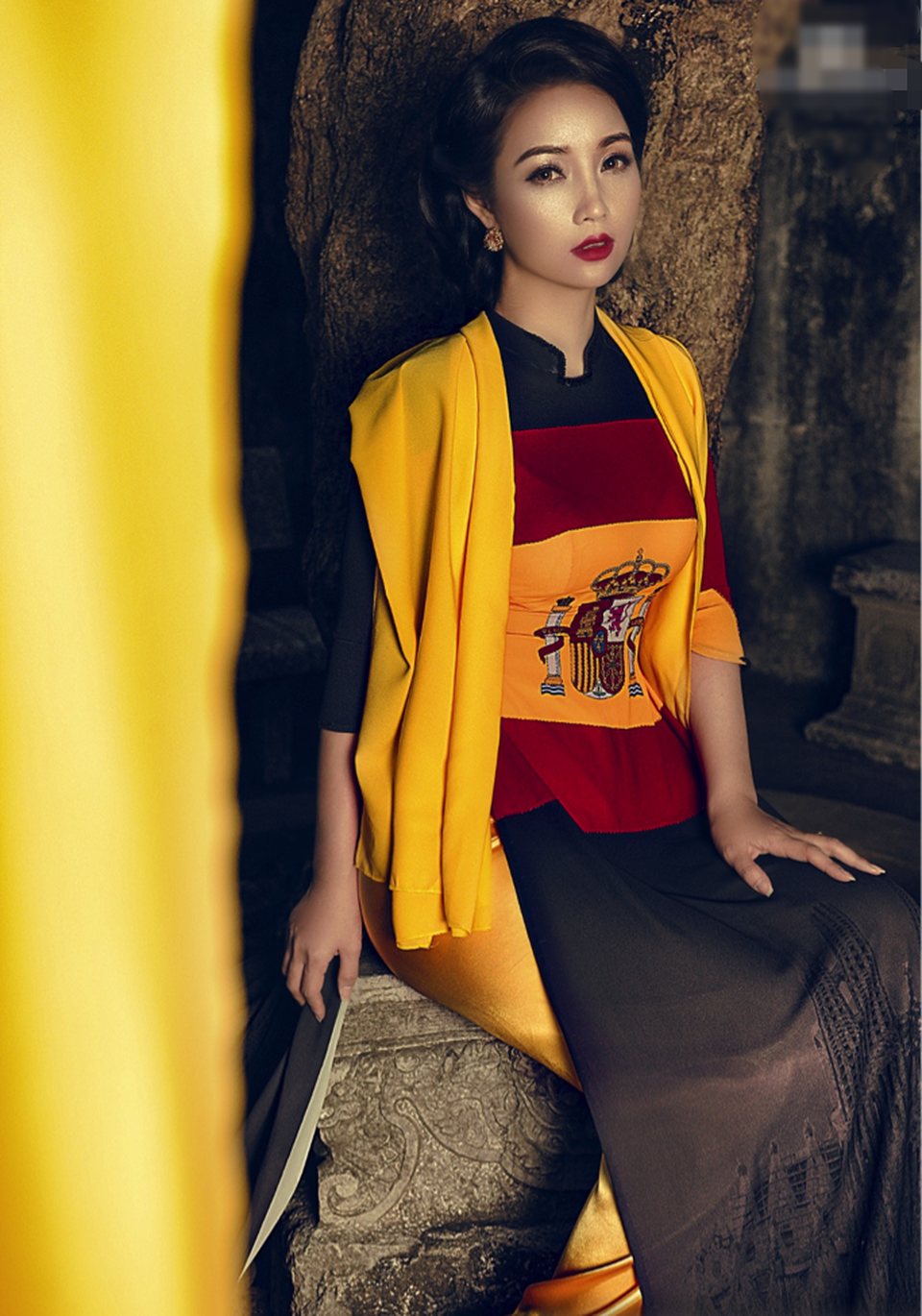 Chị em Mai Thu Huyền nóng cùng World Cup với áo dài quốc kỳ 32 nước - 4 Quốc kỳ Tây Ban Nha.