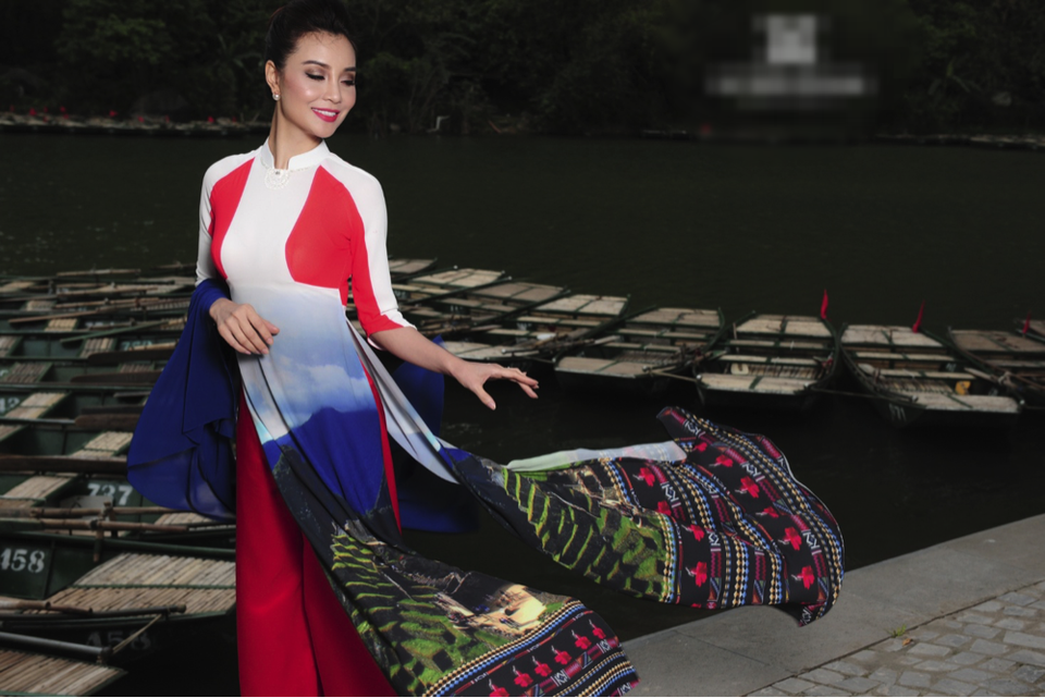 Chị em Mai Thu Huyền nóng cùng World Cup với áo dài quốc kỳ 32 nước - 6 Mai Thu Trang với áo dài quốc kỳ Peru.