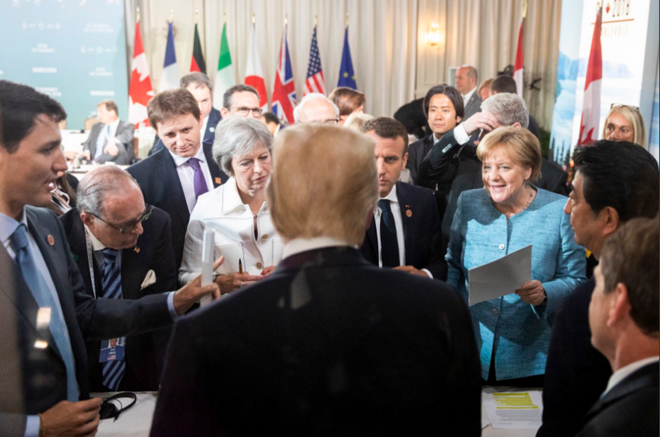 Ông Trump đăng loạt ảnh bác tin đồn bất hòa với G7 - 4 Thủ tướng Đức mỉm cười khi đứng nói chuyện với Tổng thống Trump. (Ảnh: Twitter Donald Trump)