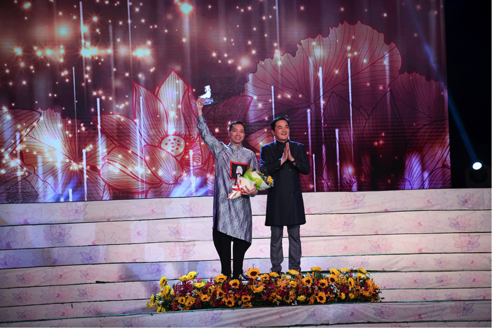 Chị em Mai Thu Huyền nóng cùng World Cup với áo dài quốc kỳ 32 nước - 9 Là người có công lớn mang áo dài ra thế giới, NTK Đỗ Trịnh Hoài Nam đã được BTC Lễ hội Áo dài TP.HCM và Sở Du lịch TP.HCM trao chứng nhận là Nhà thiết kế Áo dài của năm.