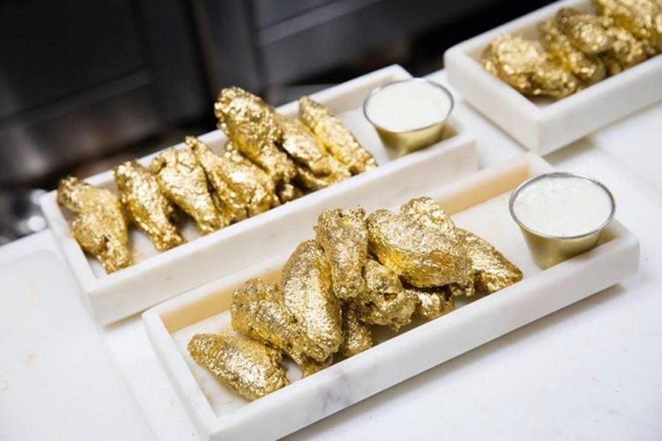 Nhà hàng New York phục vụ cánh gà mạ vàng 24k - 1 Món ăn “sang chảnh” này cho phép khách hàng được ăn vàng thực sự