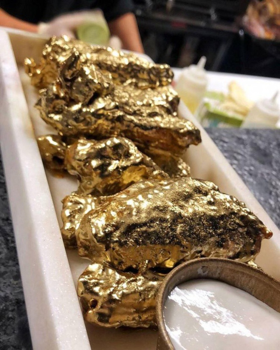 Nhà hàng New York phục vụ cánh gà mạ vàng 24k - 2 Từng chiếc cánh đều bóng loáng màu sắc kim loại quý giá