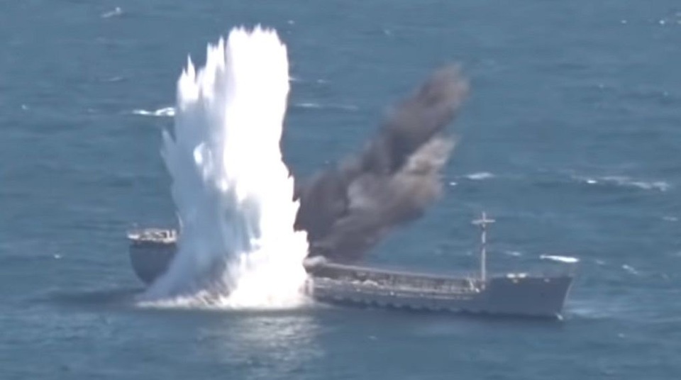 Khoảnh khắc ngư lôi đánh trúng tàu chở dầu trong cuộc tập trận của Hải quân Thổ Nhĩ Kỳ (Ảnh: Sputnik)