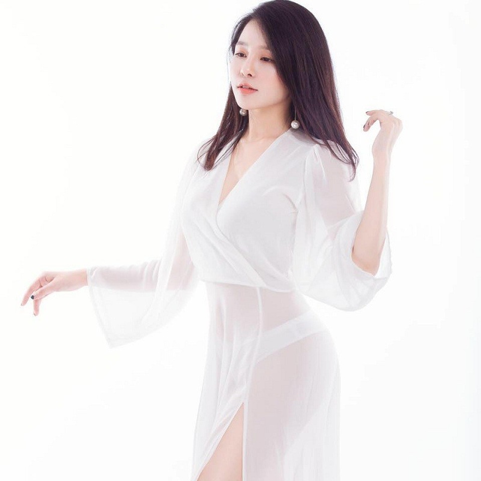 "Hot girl dược sĩ" xác định "một tháng không ngủ đủ giấc" vì World Cup - 5
Năm nay, làm đại diện cho Croatia (đội tuyển đã giành chiến thắng 2-0 trong trận đầu ra quân World Cup 2018 trước Nigeria), Trâm Anh luôn đồng hành và làm tròn vai trò, nhiệm vụ của mình.