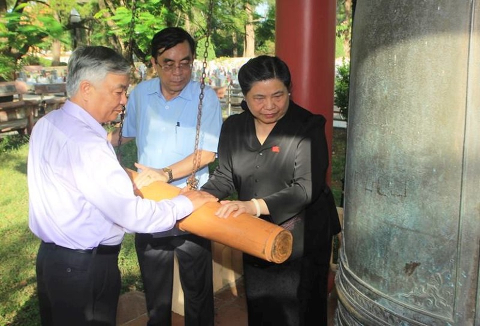 Phó Chủ tịch Quốc hội tri ân các anh hùng liệt sĩ tại Quảng Trị - 2 Phó Chủ tịch thường trực Quốc hội Tòng Thị Phóng và lãnh đạo tỉnh Quảng Trị thỉnh chuông tại Nghĩa trang liệt sĩ