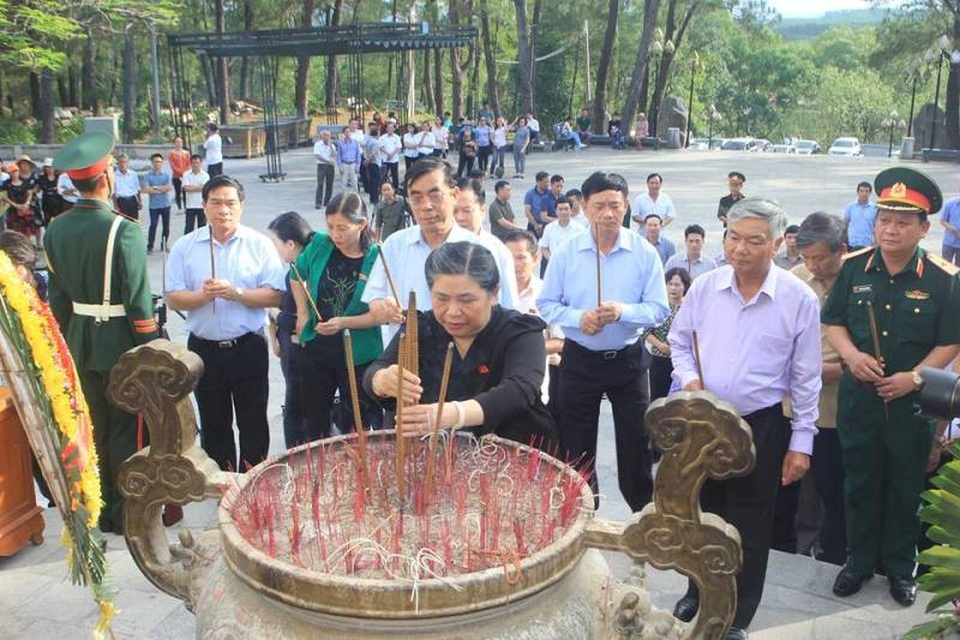 Phó Chủ tịch Quốc hội tri ân các anh hùng liệt sĩ tại Quảng Trị - 3 Thành kính dâng hương tri ân liệt sĩ