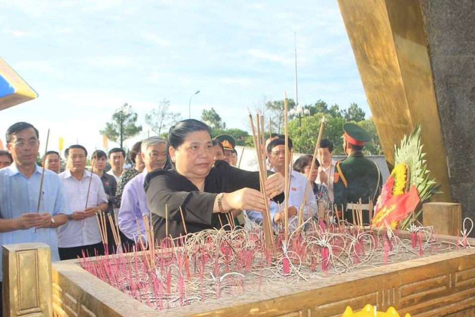 Phó Chủ tịch Quốc hội tri ân các anh hùng liệt sĩ tại Quảng Trị - 4 Phó Chủ tịch thường trực Quốc hội dâng hương tri ân các liệt sĩ tại Nghĩa trang liệt sĩ quốc gia đường 9