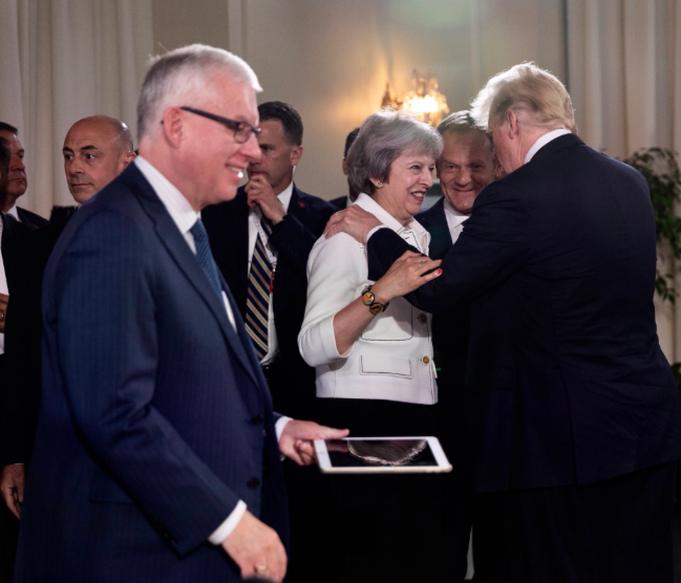 Ông Trump đăng loạt ảnh bác tin đồn bất hòa với G7 - 8 Tổng thống Trump chia sẻ khoảnh khắc vui vẻ với Thủ tướng Anh Theresa May (Ảnh: Twitter Donald Trump)