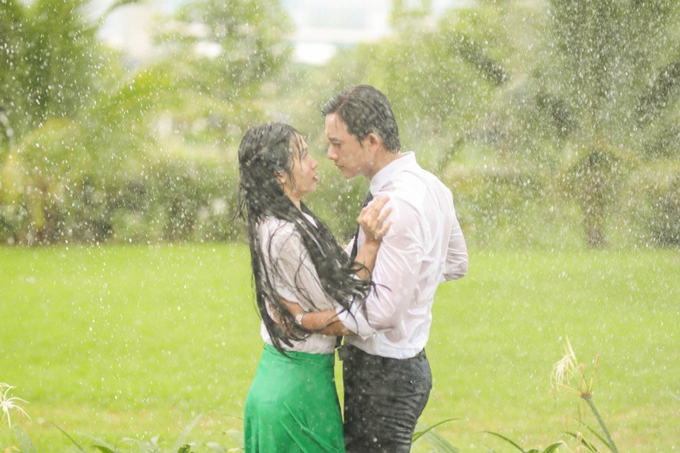 Cặp đôi thầy trò gây choáng bởi nụ hôn đầu tiên sau ... một thập kỉ.