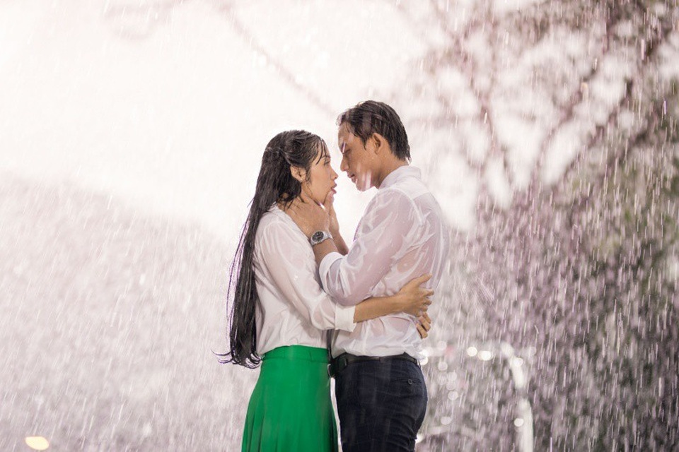 Dù từng gây chú ý với vẻ điển trai khi diễn xuất chung cùng Mỹ Tâm, Hương Tràm, nhưng mãi đến ngoại truyện “Nhắm mắt thấy em gái mưa”, khán giả mới chứng kiến được nụ hôn sâu của Mai Tài Phến với nữ chính.