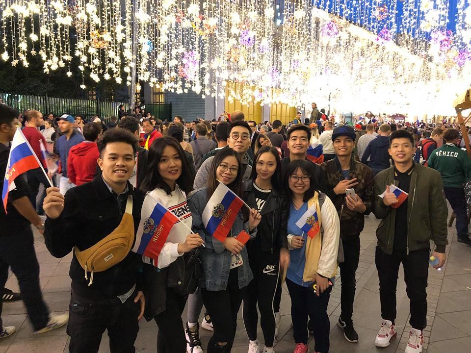 Du học sinh Việt tại Nga hừng hực giữa "chảo lửa" World Cup khiến bạn bè quê nhà ghen tị - 3 Bạn trẻ Việt cổ vũ cho đội tuyển Nga nhiệt liệt vì với họ, nước Nga giống như quê hương thứ hai.